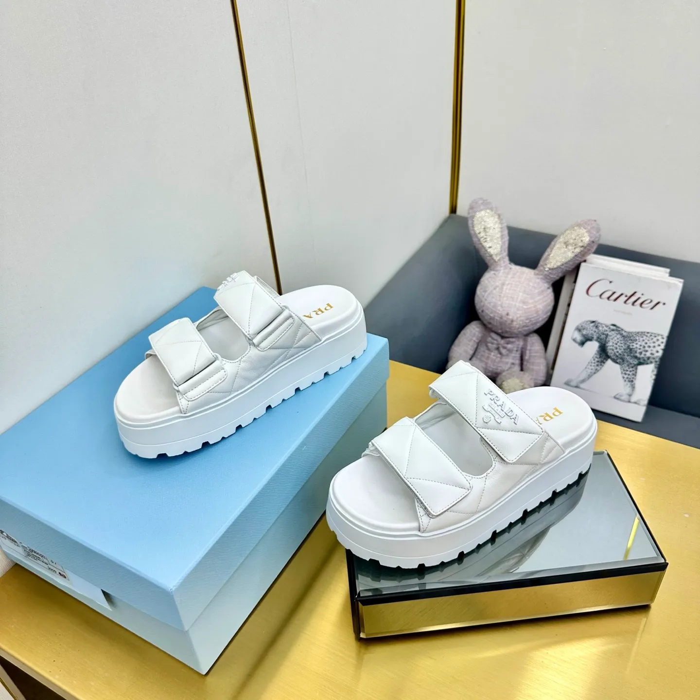 💕💕Factory direct selling price p480💕💕 The highest version of Prada's new thick-soled casual sneakers. This sneaker continues the timeless silhouette and is a new classic item. Crafted from leather to enhance style. The style is light, with a triangle buckle logo and a 5CM thick sole. It is suitable for all seasons and can be matched with all kinds of casual styles. In an era where various styles are full of attention, the most long-term companion and the one that captures people's hearts bit by bit is undoubtedly the white shoe. Fabric: Cowhide Lining: Sheepskin Outsole: Original rubber outsole Sole thickness: 5CM Size 35-41